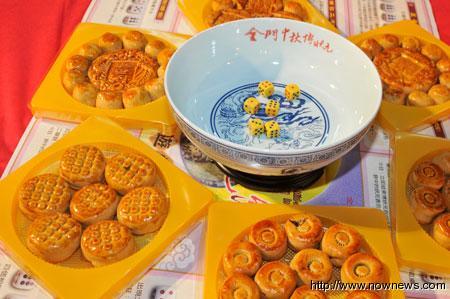 金門中秋玩博狀元餅 (資料照片:NOWnews/王以瑾) 金門中秋玩博狀元餅 (資料照片:NOWnews/王以瑾)