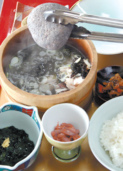 石燒料理把燒燙的石頭丟下木桶，海鮮湯汁馬上沸騰冒泡泡。王曉鈴／攝影