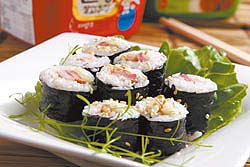 韓式培根飯捲 40元外觀和日式壽司沒有兩樣,以美奶滋拌飯風味獨特 韓式培根飯捲 40元外觀和日式壽司沒有兩樣,以美奶滋拌飯風味獨特