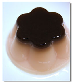 乳酸菌布丁可惜的是太甜,一開始會滿喜歡酸酸甜甜的感覺,可是吃到一半就會覺得過甜,而且膩口想喝水,乳酸的感覺也沒有比飲料式的乳酸菌飲料重 乳酸菌布丁可惜的是太甜,一開始會滿喜歡酸酸甜甜的感覺,可是吃到一半就會覺得過甜,而且膩口想喝水,乳酸的感覺也沒有比飲料式的乳酸菌飲料重