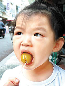 梅子阿貴的脆梅非常大且清脆，一顆有小朋友的嘴那麼大，味道甜中帶微酸