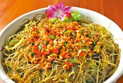 ▲福樟主人簡單料理海菜,脆脆的口感,很受熟女喜愛。攝影 王錦河 ▲福樟主人簡單料理海菜,脆脆的口感,很受熟女喜愛。攝影 王錦河