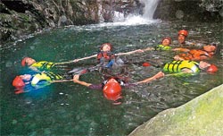 ▲在終點的梅花瀑布前,大家牽成一個大車輪、漂浮在深潭上非常舒服。攝影 趙雙傑 ▲在終點的梅花瀑布前,大家牽成一個大車輪、漂浮在深潭上非常舒服。攝影 趙雙傑