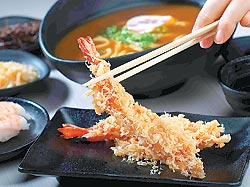 ▲天婦羅炸蝦/160元/烏龍麵套餐的主要配菜,口感酥脆不油膩,帶有蝦肉的彈Q甜味。攝影 鄭夙玲 ▲天婦羅炸蝦/160元/烏龍麵套餐的主要配菜,口感酥脆不油膩,帶有蝦肉的彈Q甜味。攝影 鄭夙玲
