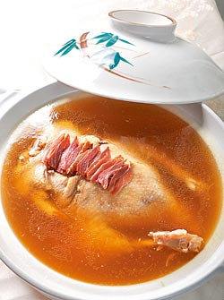 ▲清燉肥鴨,以大火蒸約2小時,鴨形完整但肉質酥軟,湯色清而味醇厚,是慈禧最愛的佳餚。攝影 王英豪 ▲清燉肥鴨,以大火蒸約2小時,鴨形完整但肉質酥軟,湯色清而味醇厚,是慈禧最愛的佳餚。攝影 王英豪