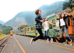 ▲旅遊》明年3月後,集集線彩繪小火車將停駛1年,許多遊客到此擺出各種姿勢和火車拍照合留念。攝影 陳信翰 ▲旅遊》明年3月後,集集線彩繪小火車將停駛1年,許多遊客到此擺出各種姿勢和火車拍照合留念。攝影 陳信翰