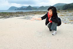 ▲蘭嶼島以黑灰色的礁岩為主,這片貝殼砂灘顯得珍貴,因顏色之故又稱牛奶湖。攝影 黃世麒 ▲蘭嶼島以黑灰色的礁岩為主,這片貝殼砂灘顯得珍貴,因顏色之故又稱牛奶湖。攝影 黃世麒