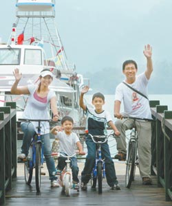 水社碼頭前的廣場和步道，因為空間寬敞，適合一家子人一起踩踏嬉遊。