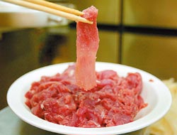 ▲郭火腿都是用「豬肉片」製作火腿，成本高但口味好。攝影  范揚光