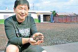 ▲寶達香第三代負責人劉賢杰說,「我用生命跟瓜子搏感情」。攝影 陳志東 ▲寶達香第三代負責人劉賢杰說,「我用生命跟瓜子搏感情」。攝影 陳志東