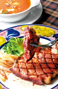 美國A選沙朗牛排9oz套餐850元，單點680元▲洋旗強調食材嚴選，而且料理手法原汁原味，連配菜的蜜地瓜都不馬虎。攝影  王英豪