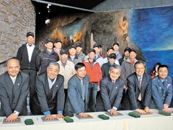 老兵 坑道 神話之鳥▲馬祖戰爭和平紀念公園主題館昨日啟用，交通部長毛治國（右3）、連江縣長楊綏生及立委曹爾忠等人，在30多名曾在馬祖服役的官兵及其眷屬見證下拓手印留念。攝影  黃如萍