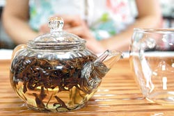 ▲東方美人茶最好以透明玻璃壺沖泡，才能看見茶葉飄舞，且水溫不要超過85度，免得破壞香氣。攝影  陳志東